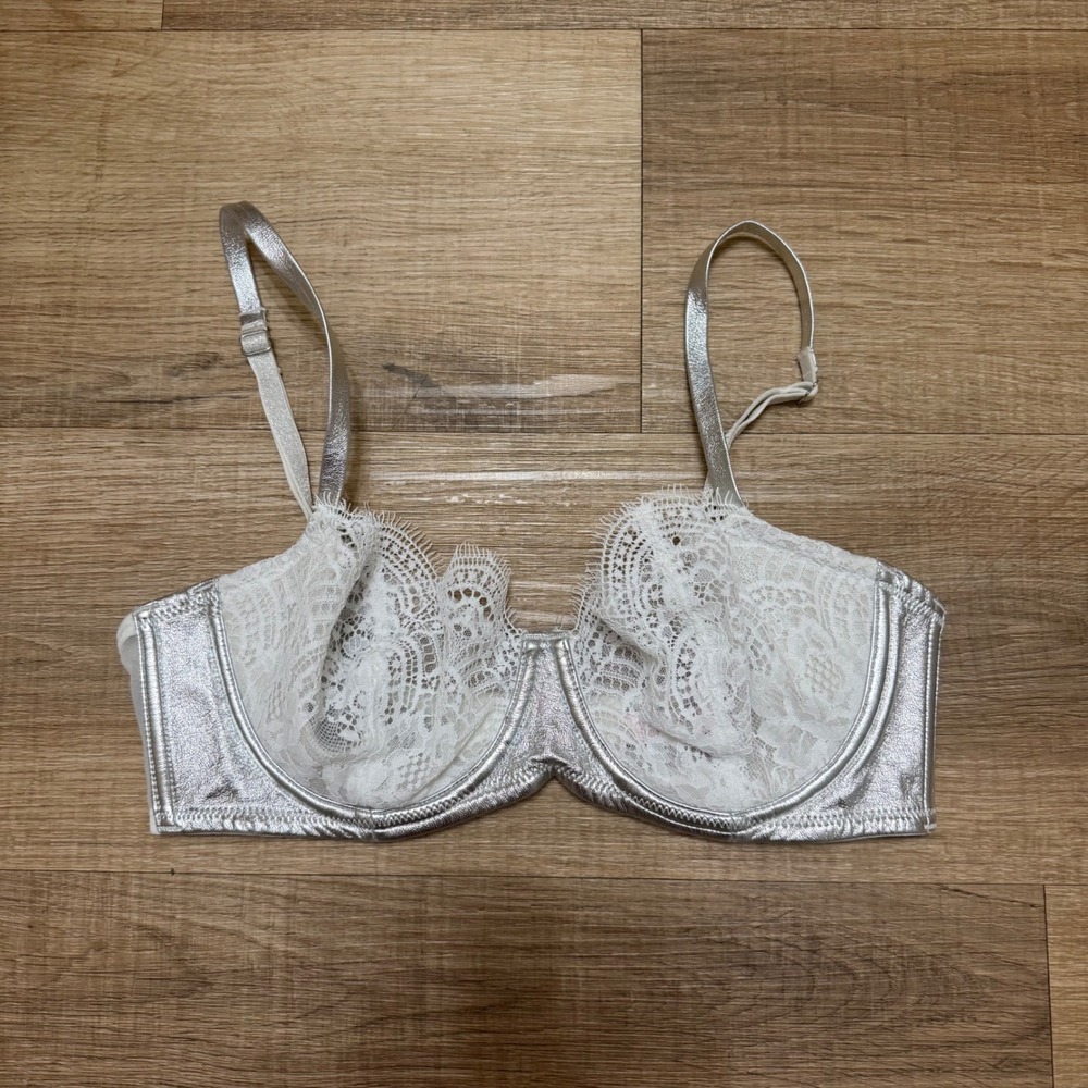 Victoria's Secret White Lace Metallic Silver Trim Push Up Bra 32D Underwire